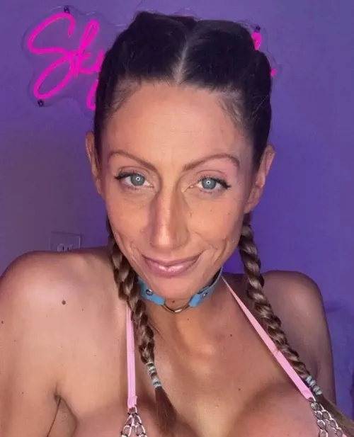SKYE HOTWIFE